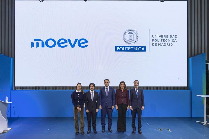 Los directivos de Moeve junto a miembros de la Universidad Politécnica de Madrid tras el acuerdo para crear la Cátedra de Innovación en Moléculas Verdes.