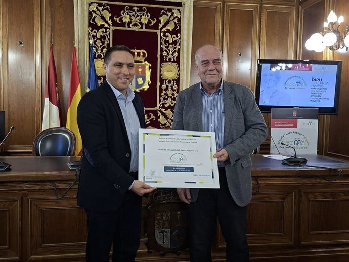 Entrega de la distinción al presidente de la Diputación de Cuenca, Álvaro Martínez Chana.