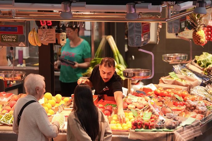 Archivo - Interior del mercat de l'Estrella a Barcelona