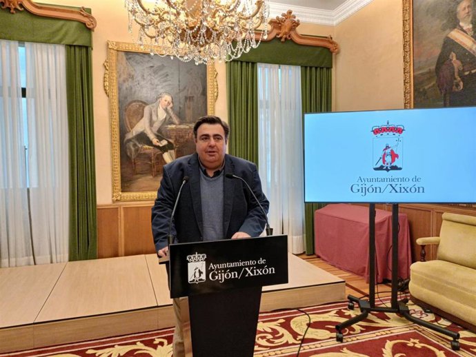 El concejal de Tráfico, Movilidad y Transporte Urbano del Ayuntamiento de Gijón, Pelayo Barcia, en rueda de prensa en el Consistorio gijonés.