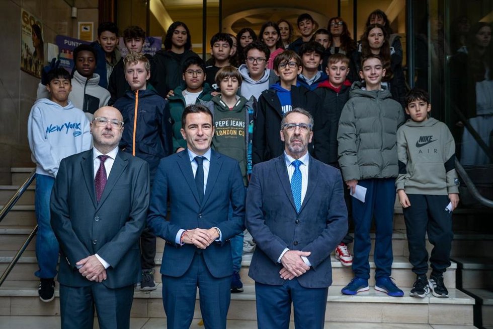 El delegado del Gobierno en Cantabria, Pedro Casares, junto a alumnos del IES Santa Clara