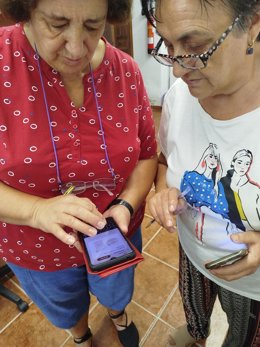 Mayores aprenden a utilizar la tecnología en el marco de un programa