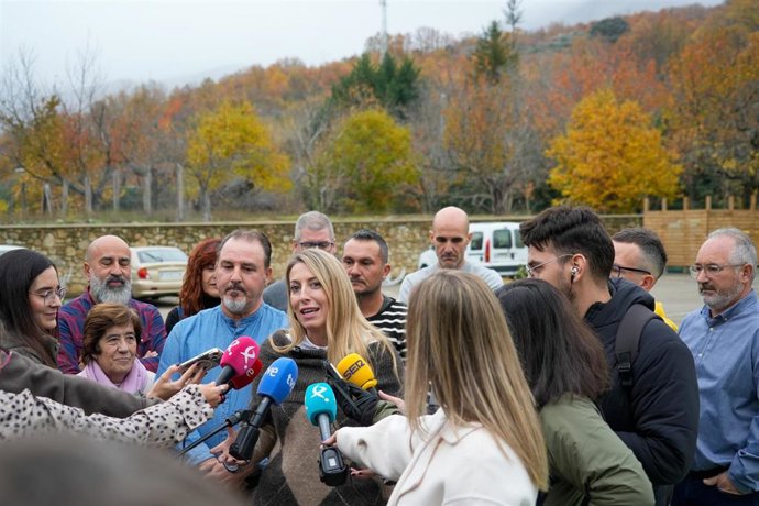 La candidata del PP a la reelección a la Presidencia de la Junta atiende a los medios en Hervás