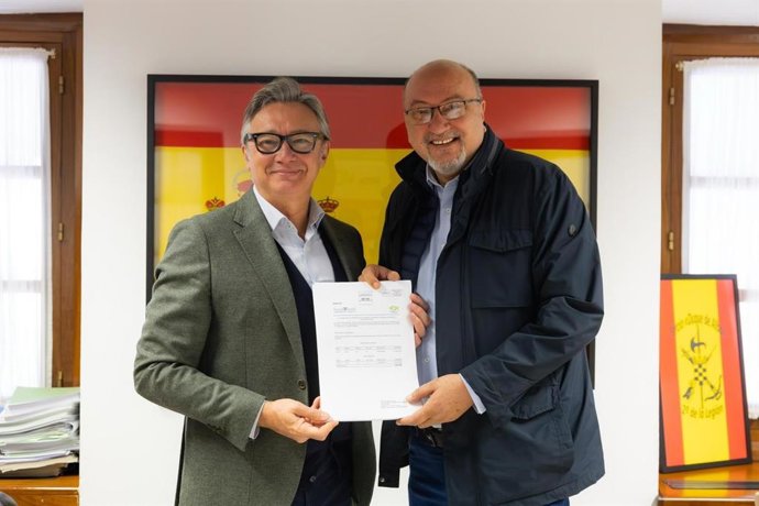 El presidente de Vox Granada y parlamentario andaluz, Ricardo López Olea, y el portavoz del Grupo Parlamentario VOX en Andalucía, Manuel Gavira.