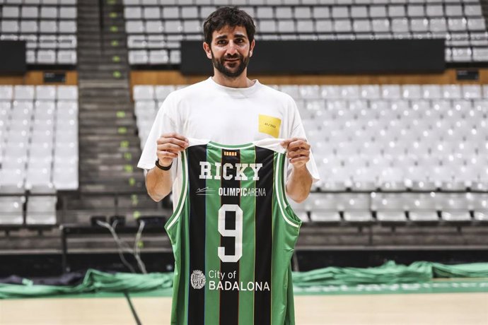 Archivo - Ricky Rubio new player of Joventut Badalona, poses with the t-shit at the Palau Olympic Badalona on July 23, 2025 in Badalona, Barcelona, Spain.