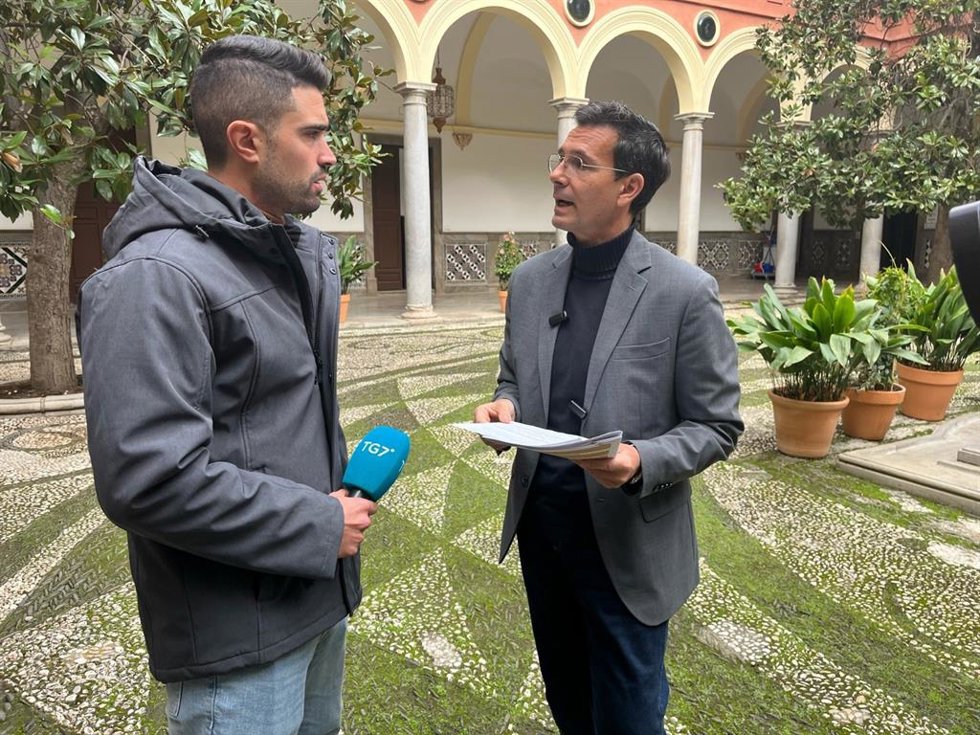 El viceportavoz del PSOE en el Ayuntamiento de Granada Paco Cuenca, en comparecencia informativa