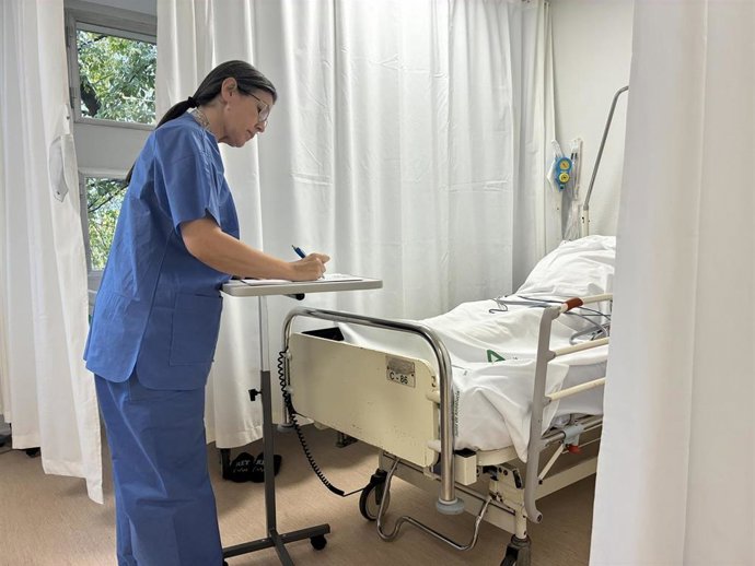 Una profesional trabajando en el nuevo Hospital de Día Quirúrgico.