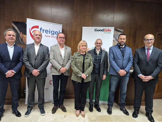 La consejera de Industria, Comercio y Empleo, Leticia García, junto al resto de las autoridades y responsables de la empresa