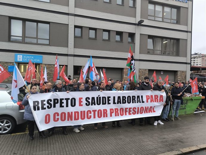 Concentración del personal de transporte de viajeros y viajeras por carretera en la provincia de A Coruña ante la estación de autobuses de A Coruña.