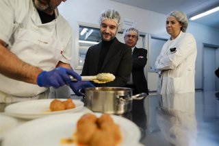 El ministro de Derechos Sociales, Consumo y Agenda 2030, Pablo Bustinduy, en las cocinas del Hospital de Parapléjicos.