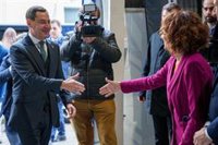Moreno presume ante Montero de "estabilidad" y aprobar con su gobierno Presupuestos "año a año" en Andalucía