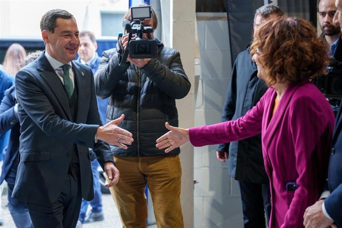 El presidente de la Junta de Andalucía, Juanma Moreno, saluda a la vicepresidenta primera del Gobierno y ministra de Hacienda, María Jesús Montero, a su llegada al acto oficial de presentación de la factoría de Santana Factory en Jaén. A 5 de diciembre de