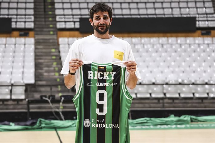 Archivo - Ricky Rubio, novo jogador do Joventut Badalona, posa com a camiseta no Palau Olympic Badalona em 23 de julho de 2025 em Badalona, Barcelona, Espanha.
