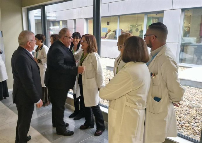 El consejero de Sanidad, Alejandro Vázquez, durante su visita al Complejo Asistencial Universitario de León (Caule).
