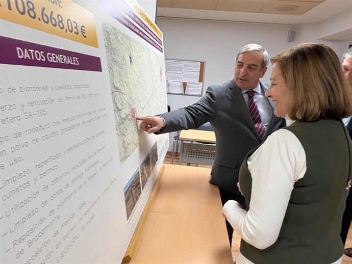 La alcaldesa de Peñaranda de Bracamonte, Carmen Ávila y el consejero de Movilidad, José Luis Sanz Merino