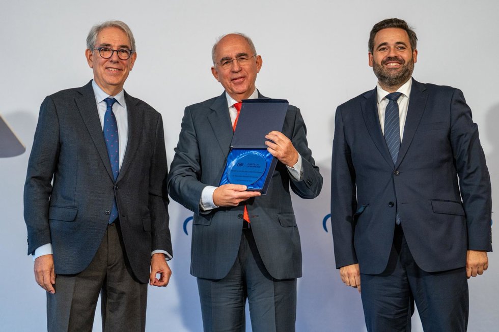 El presidente el PP Paco Núñez junto al periodista Paco Rosell.