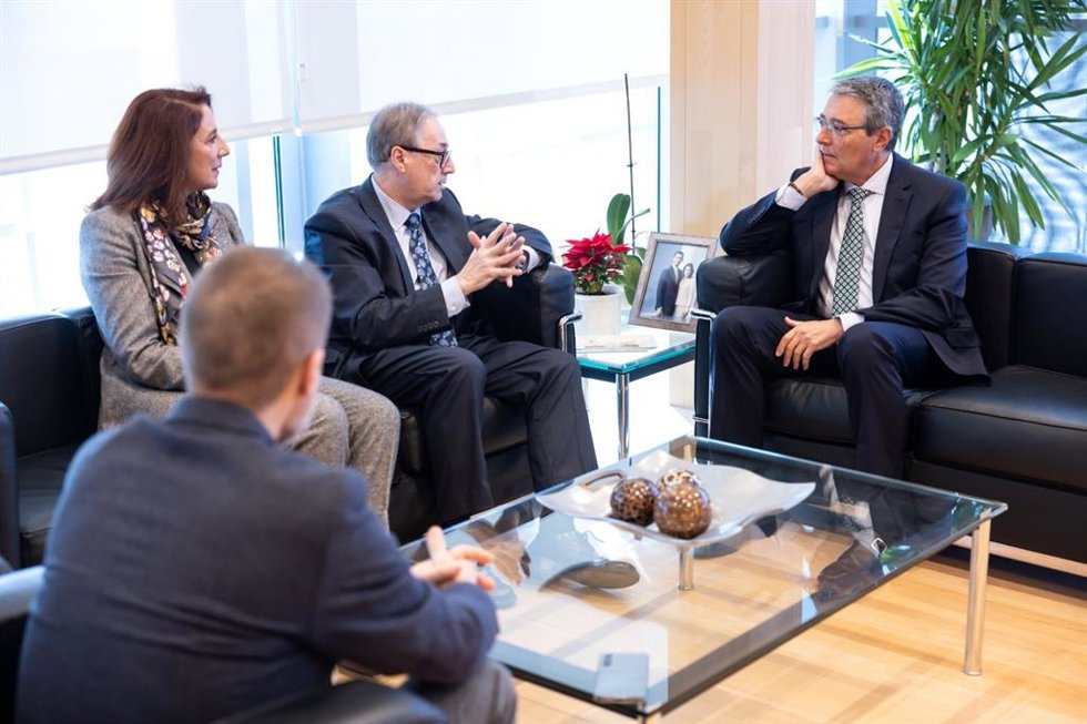 El presidente de la Diputación, Francisco Salado, ha recibido a Marc Simón, vicepresidente de Fundación 'la Caixa', en un encuentro para hacer balance de la colaboración conjunta y analizar la próxima convocatoria de proyectos de innovación social.