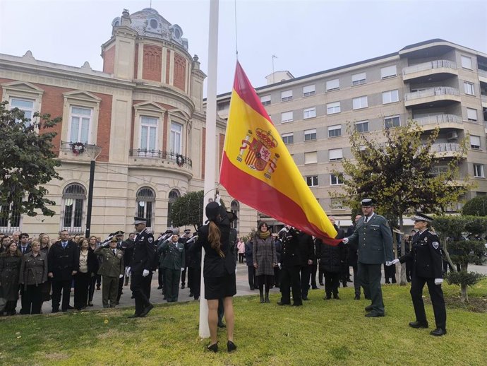 Izado de bandera durante el acto de conmemoración de la Constitución en Ciudad Real.