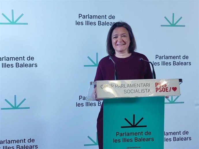 Archivo - La diputada socialista Mercedes Garrido en rueda de prensa.