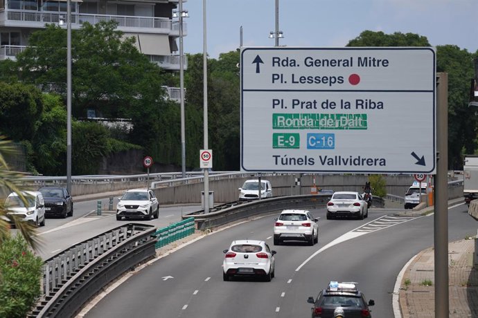 Archivo - Diversos vehicles a la ronda del Mig de Barcelona