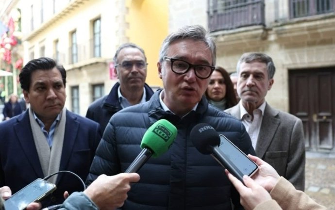 Manuel Gavira atendiendo a la prensa en Jerez.