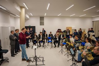 Autoridades visitan una de las clases del Conservatorio Superior de Música Andrés de Vandelvira durante su inauguración oficial.