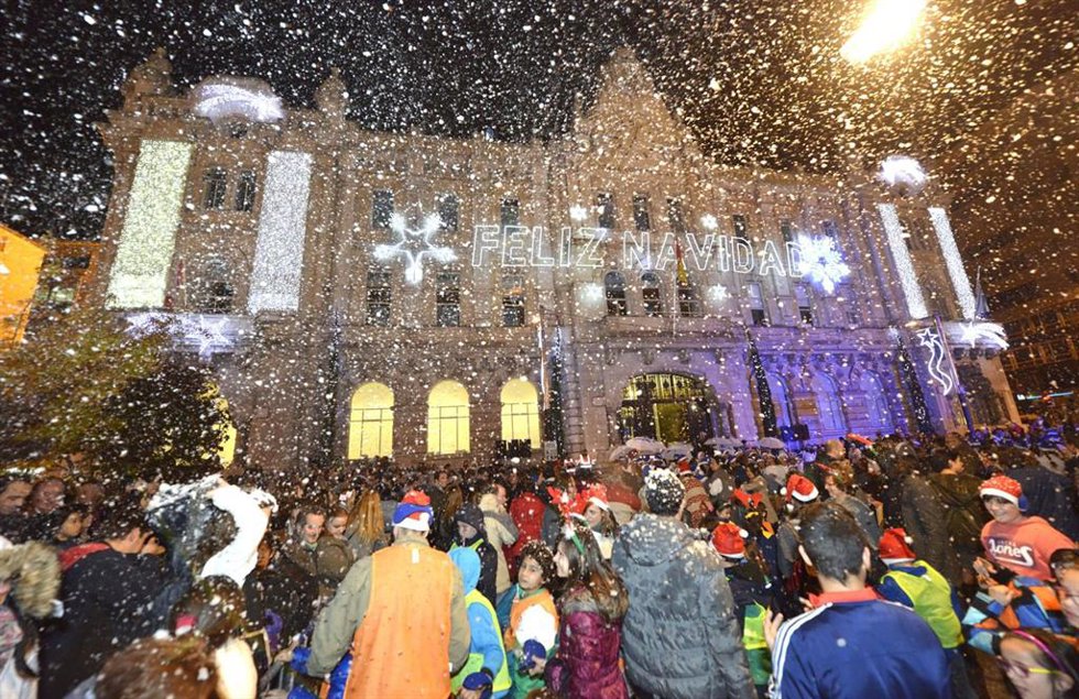 Archivo - Encendido alumbrado navideño en Santander