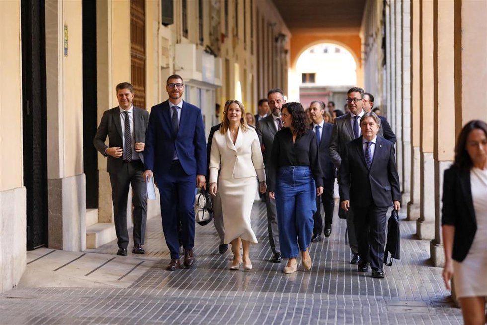 Archivo - El portavoz del grupo Popular del Parlament Balear, Sebasti Sagrera (i) y la presidenta del Govern balear, Marga Prohens (c).