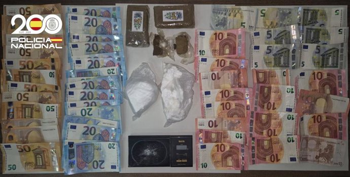 Droga y dinero en efectivo intervenido a los tres arrestados en Son Banya.