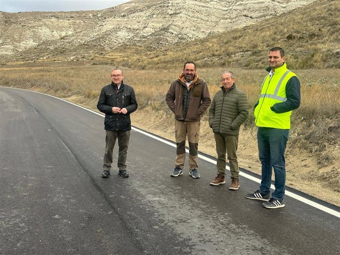 El presidente de la DPT, Joaquín Juste, se ha comprometido a que se acometerán el próximo año los dos kilómetros que falta,n así como la Travesía del municipio.