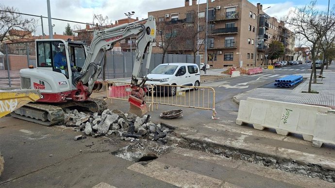 Renovación de tuberías en la calle César Reak de la Riva.