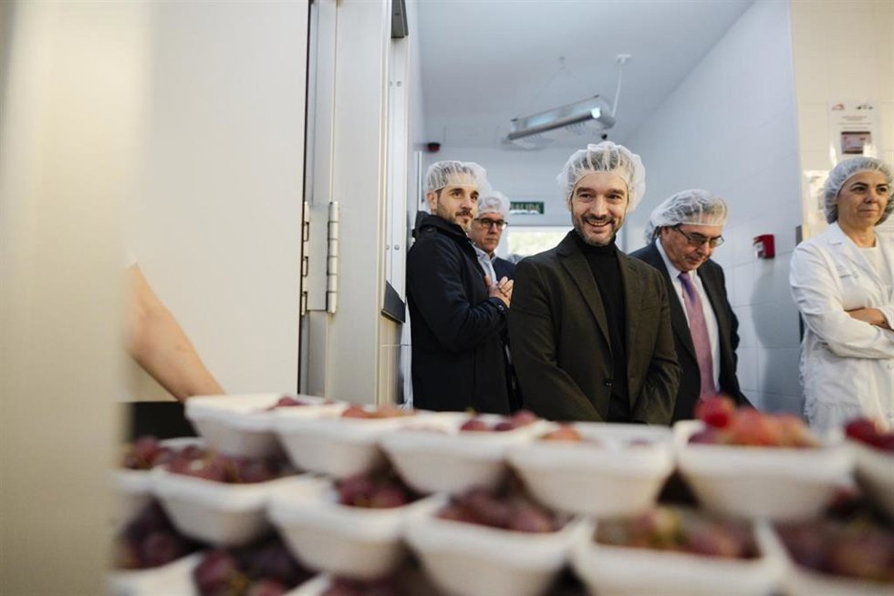 El ministro de Derechos Sociales, Consumo y Agenda 2030, Pablo Bustinduy, en la cocina durante una visita al Hospital Nacional de Parapléjico.