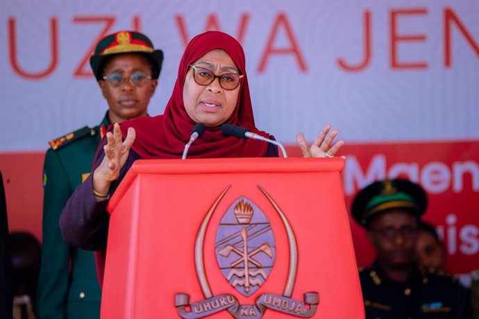 Archivo - La presidenta de Tanzania, Samia Suluhu Hassan, dando un discurso en Dodoma (archivo)