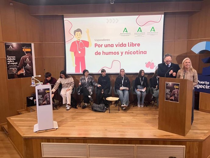 Eva pajares y José Ángel Aparicio en el debate entre jóvenes sobre los efectos del vapeo.