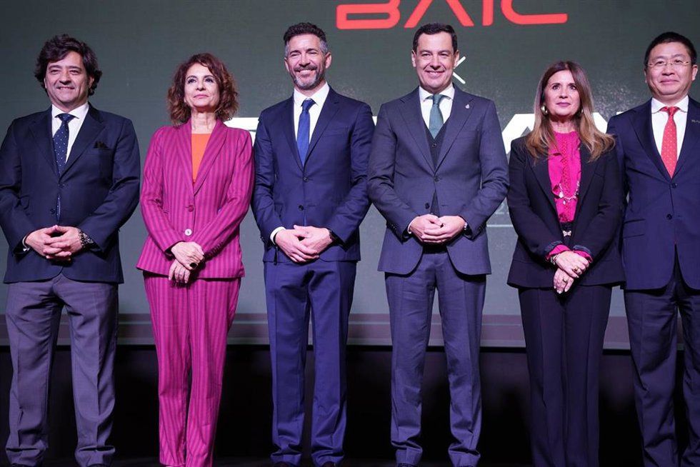 El presidente de la Junta de Andalucía, Juanma Moreno (3d), la vicepresidente primero del Gobierno y ministra de Hacienda, María Jesús Montero (2i), La alcaldesa de Linares (Jaén), María Auxiliadora del Olmo (2d) y el CEO de Santano Motors, Eduardo Blan
