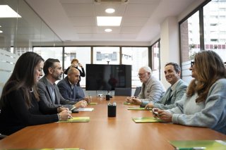 El consejero de Agricultura, Pesca, Agua y Desarrollo Rural de la Junta de Andalucía, Ramón Fernández-Pacheco (2i), mantiene un encuentro de trabajo con el Consejo Andaluz de Colegios Oficiales de Ingenieros Técnicos Agrícolas.