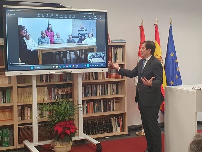 Entrega de pantallas por parte de Mañueco