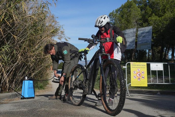 Un efectivo de Agents Rurals desinfecta una bicicleta en un entorno natural de Barberà del Vallès (Barcelona) por la PPA.