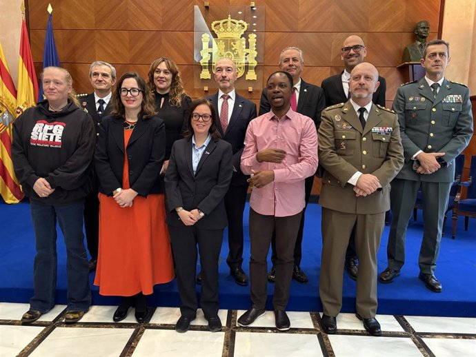 Foto de familia del acto de celebración del 47 aniversario de la Constitución de 1978 en la Delegación del Gobierno en Aragón.