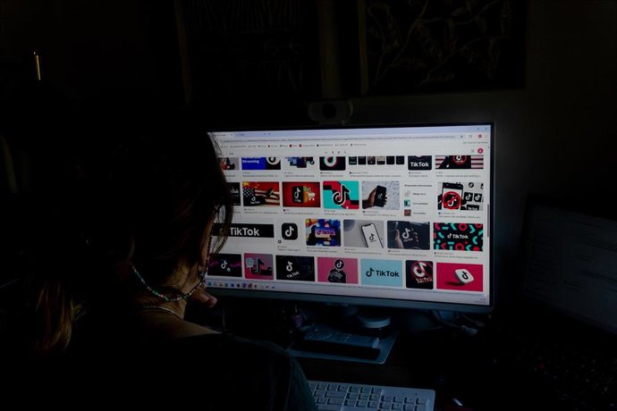 Archivo - Pantalla en la que aparecen imágenes de logos te Tiktok.