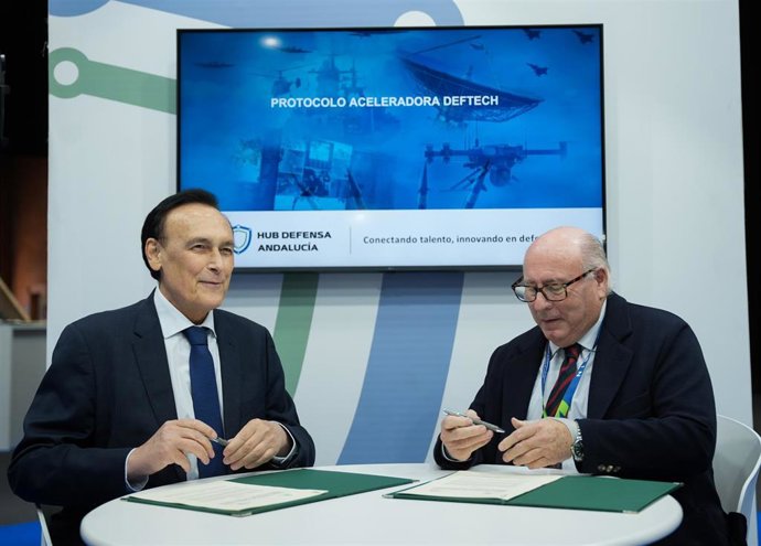 El consejero de Universidad, José Carlos Gómez Villamandos, y el presidente de la Federación de Empresarios del Metal, Francisco Javier Moreno, firman un protocolo para la creación de una aceleradora tecnológica en materia de defensa y seguridad.