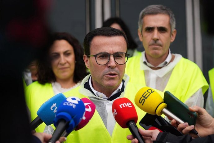 El candidato del PSOE a la Presidencia de la Junta de Extremadura, Miguel Ángel Gallardo, durante su visita a INQUIBA.