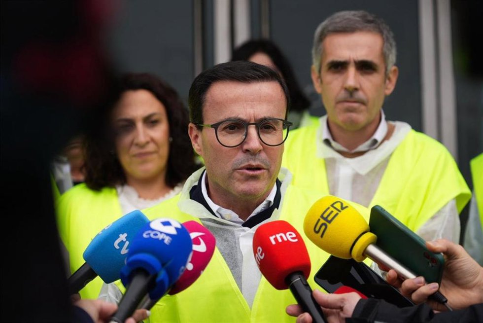 El candidato del PSOE a la Presidencia de la Junta de Extremadura, Miguel Ángel Gallardo, durante su visita a INQUIBA.