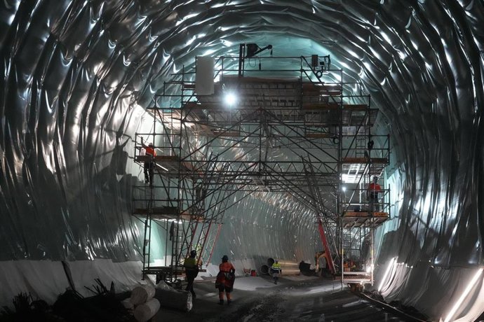 Varias personas trabajan en las obras del Tanque de Tormentas de Galindo, a 5 de diciembre de 2025, en Barakaldo.