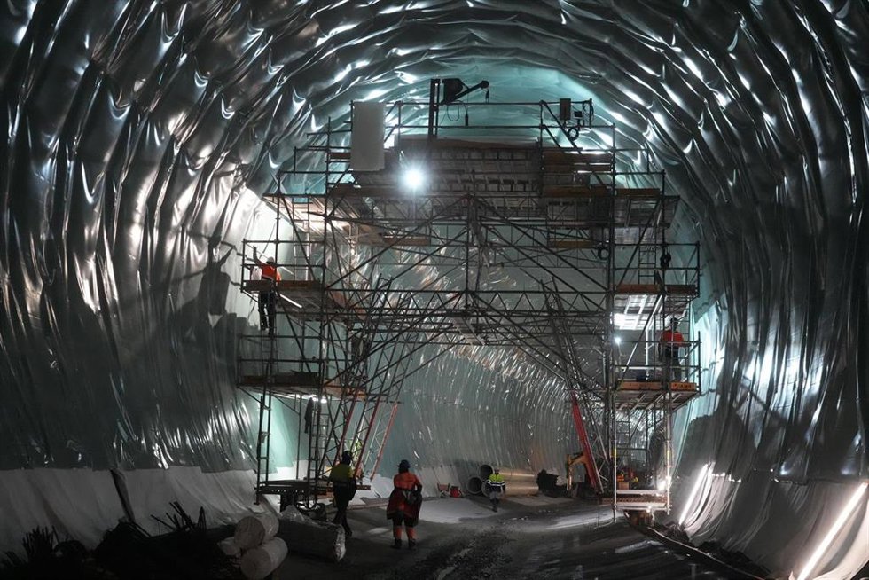 Varias personas trabajan en las obras del Tanque de Tormentas de Galindo, a 5 de diciembre de 2025, en Barakaldo.