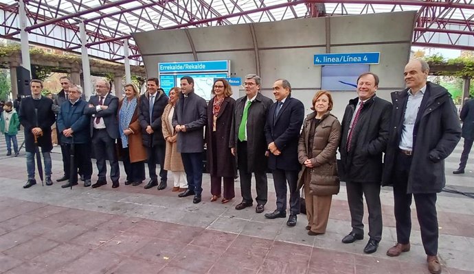 El lehendakari, Imanol Pradales, la diputada general de Bizkaia, Elixabete Etxanobe, la consejera de Movilidad Sostenible, Susana García Chueca, y el alcalde de Bilbao, Juan Mari Aburto, junto a responsables de Gobierno vasco y ETS presentan la Línea 4