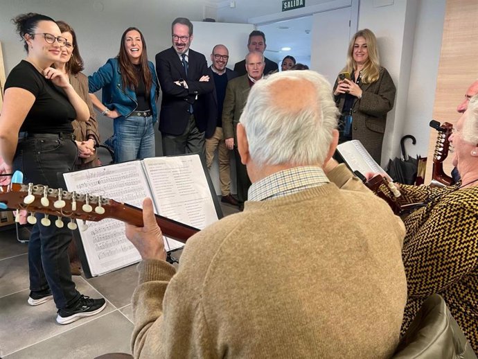 Loles López (3ª izda.) durante su visita al Centro de Participación Activa (CPA) Córdoba II-Sector Sur.