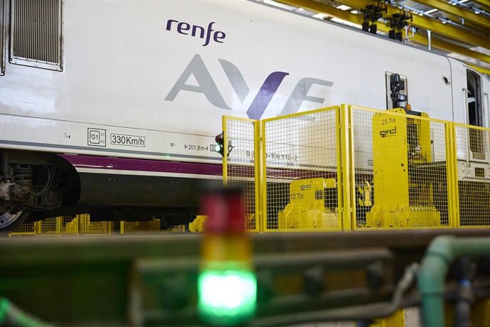 Archivo - Tren de AVE.