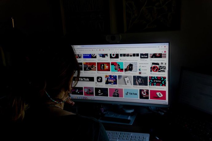 Archivo - Arquivo - Tela mostrando imagens de logotipos do TikTok em 8 de julho de 2025 em Madri, Espanha. A TikTok está trabalhando em uma versão de seu aplicativo projetada especificamente para os Estados Unidos, tendo em vista a provável venda de suas 