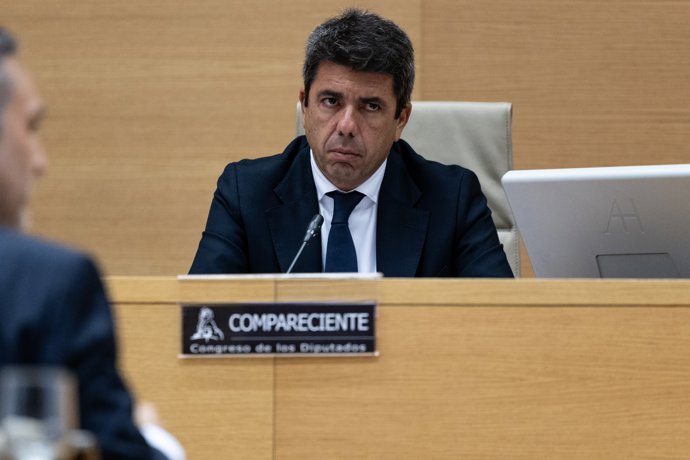 El presidente en funciones de la Generalitat valenciana, Carlos Mazón, comparece ante la comisión de la dana, en el Congreso de los Diputados, a 17 de noviembre de 2025, en Madrid (España).